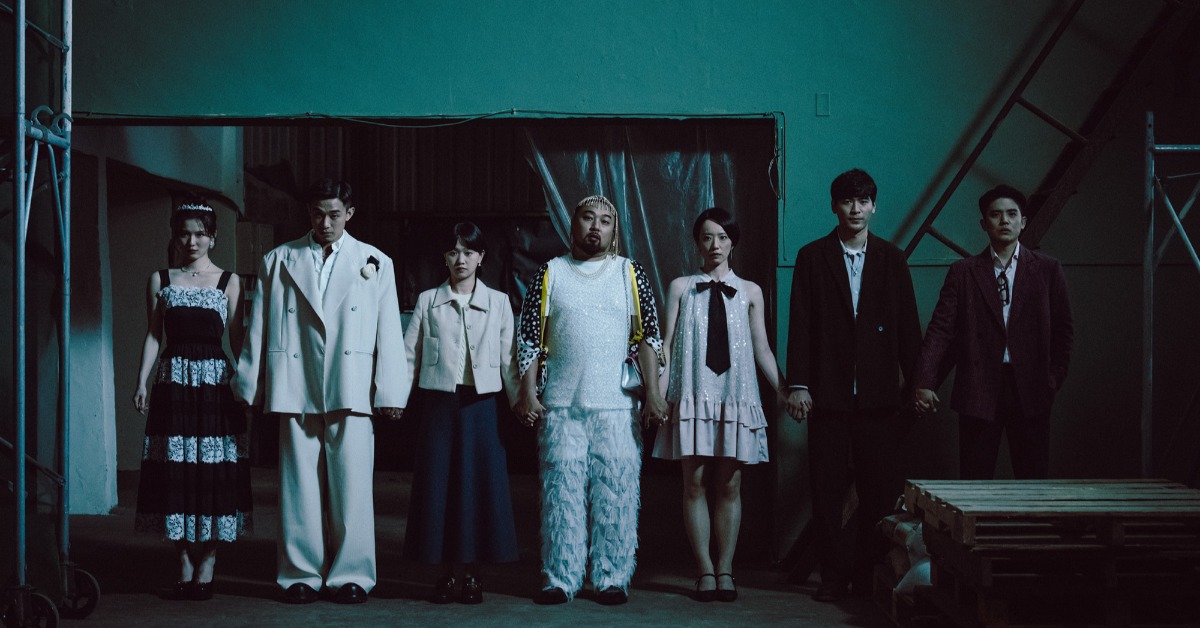 死亡之握迷因成真，舊同學玩招鬼遊戲犯禁忌，左起睦媄、初孟軒、嚴正嵐、美麗本人、林子熙、涂善存、歐陽倫。（圖／網銀國際影視）