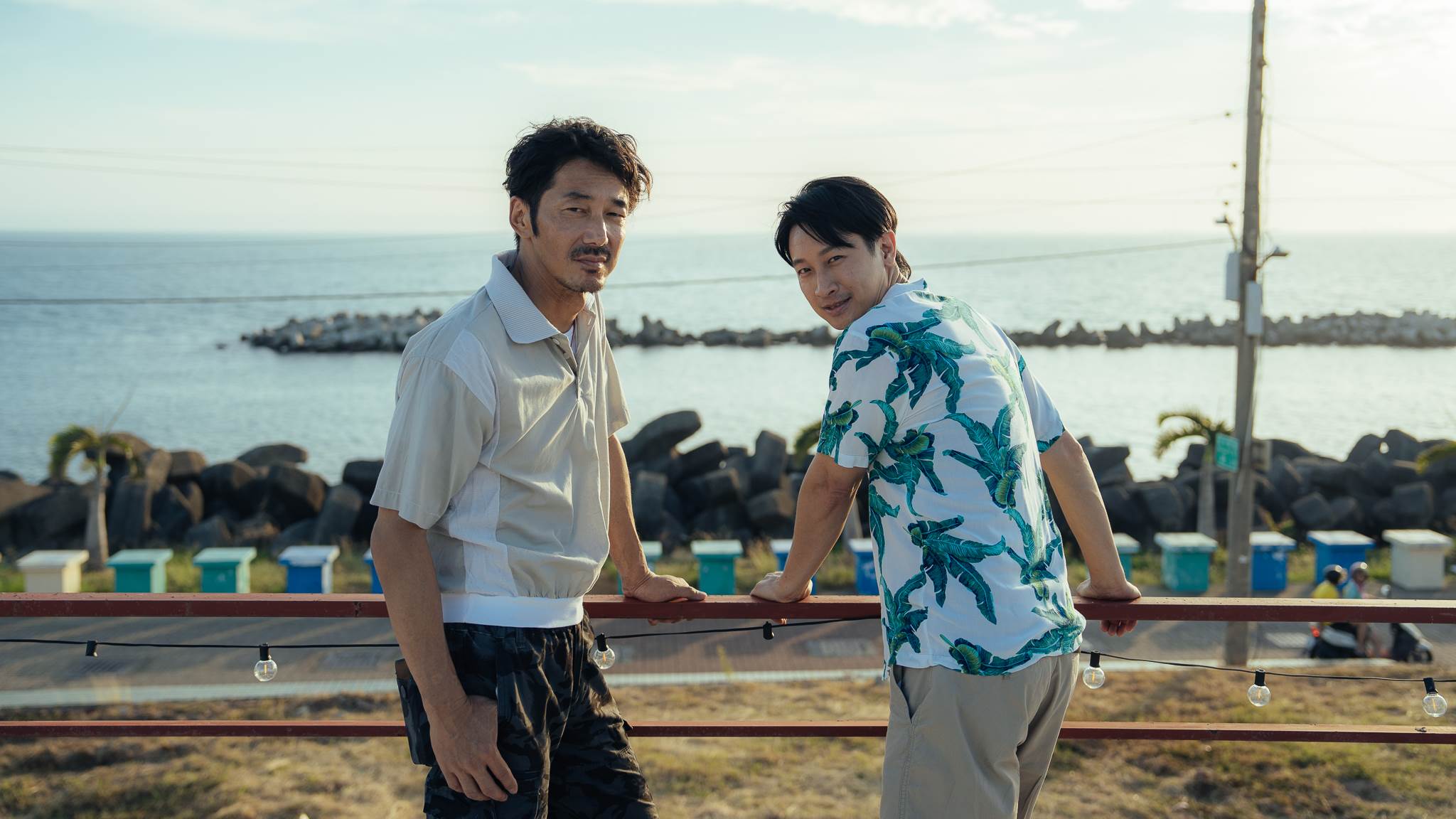 《向流星許願的我們》李李仁（左）與邱凱偉初合作就建立好交情，幽默自嘲兩人是另類的「大叔BL」情誼。（圖／有意思國際傳媒、犢影制作提供）