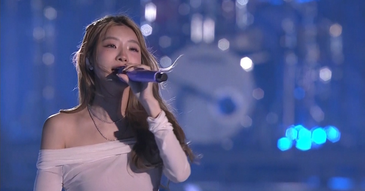 歌手陳華台上高歌身穿白色禮服，歌喉讓全場聽入迷。（圖／東森新聞）