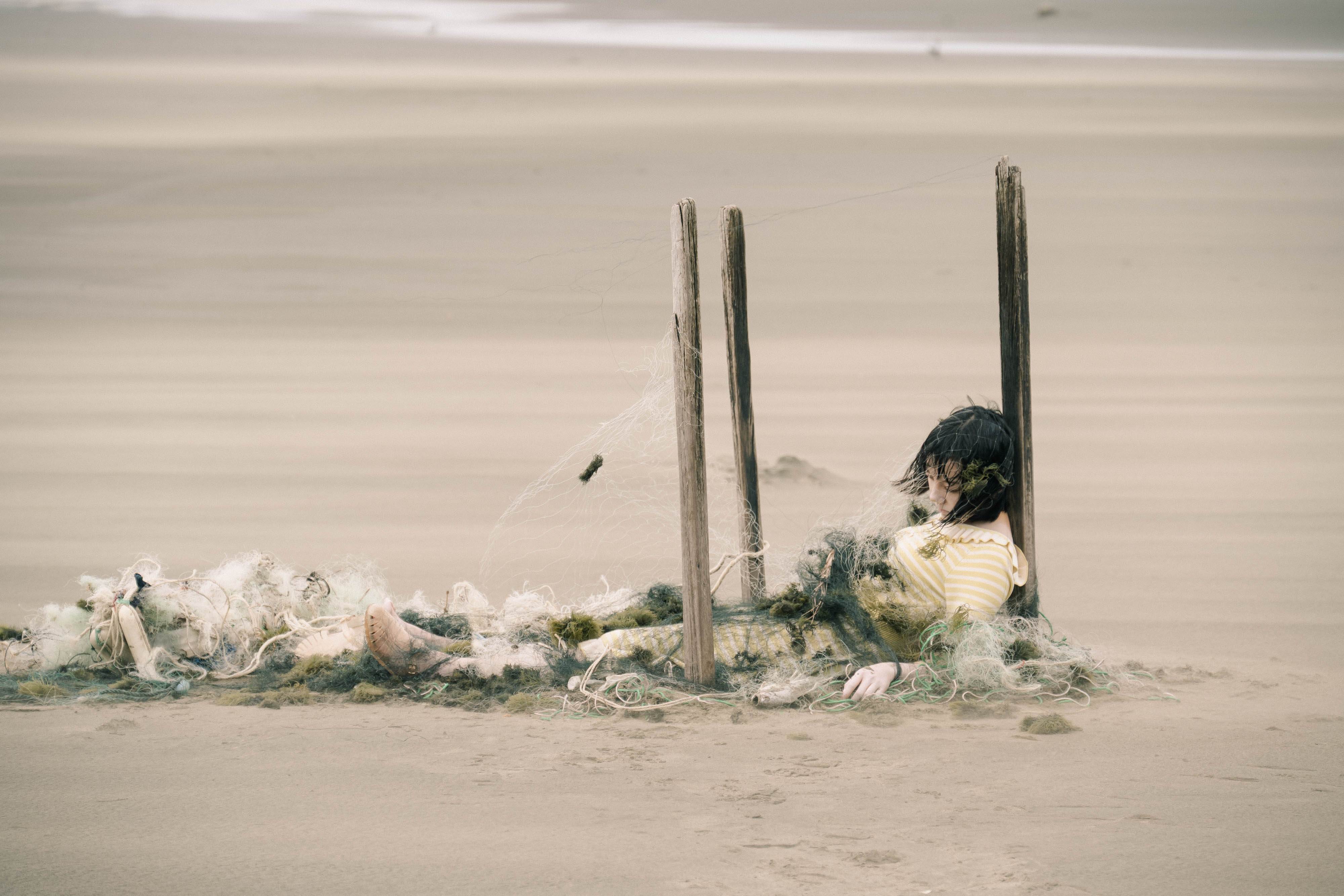 電影《咒死你》從海灘上的無名女屍展開一場驚悚之旅。（圖／壹壹喜喜提供）
