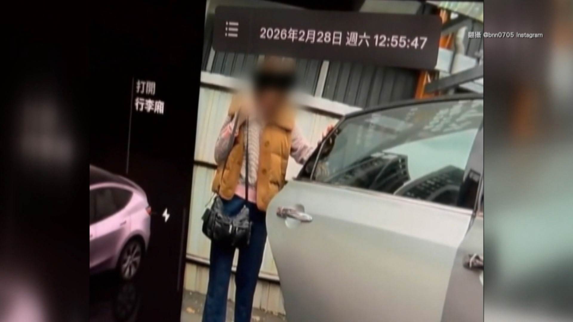 女子明顯看到自己敲到隔壁車，但她始終無動於衷。（圖／翻攝自IG＠bnn0705）