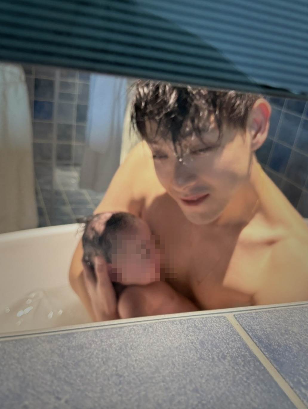 藝人連晨翔分享老婆劉品言掌鏡拍出的醜照，除了把他拍出ㄆㄧㄚˇ眼，連女兒也意外成為「禿頭。」（圖／翻攝自連晨翔 臉書）