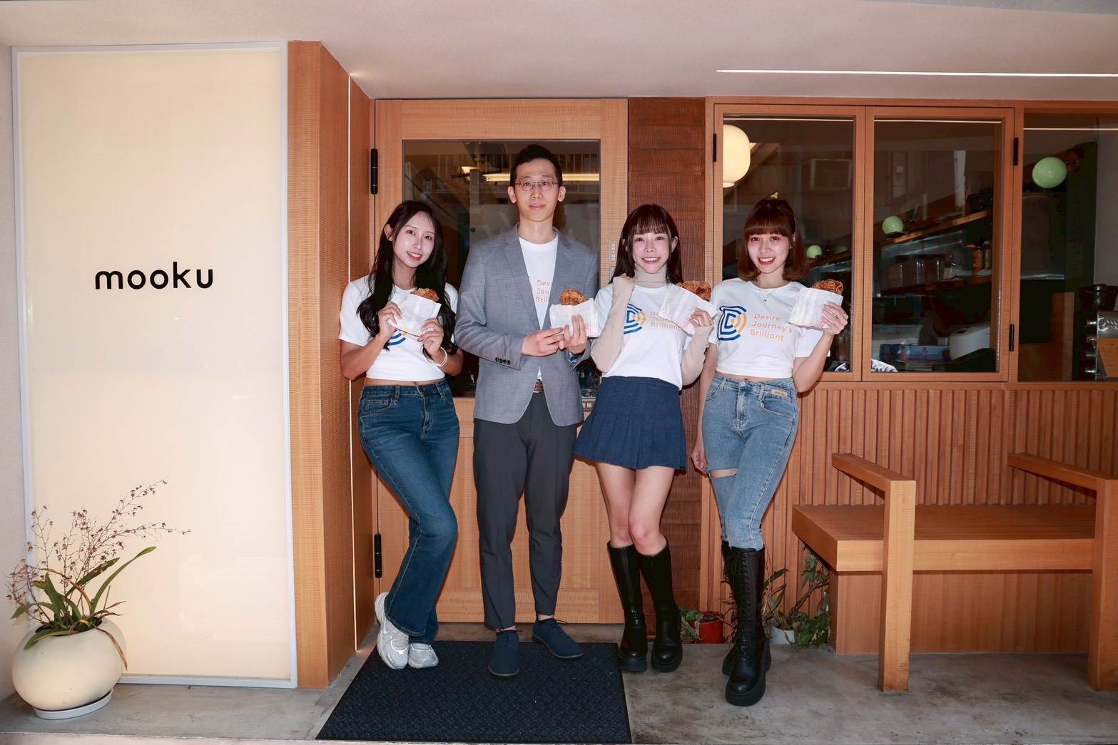 巫苡萱與Kapo、Nabi373今（14）日在台北發送「勝利雞排」。（圖／東森娛樂）