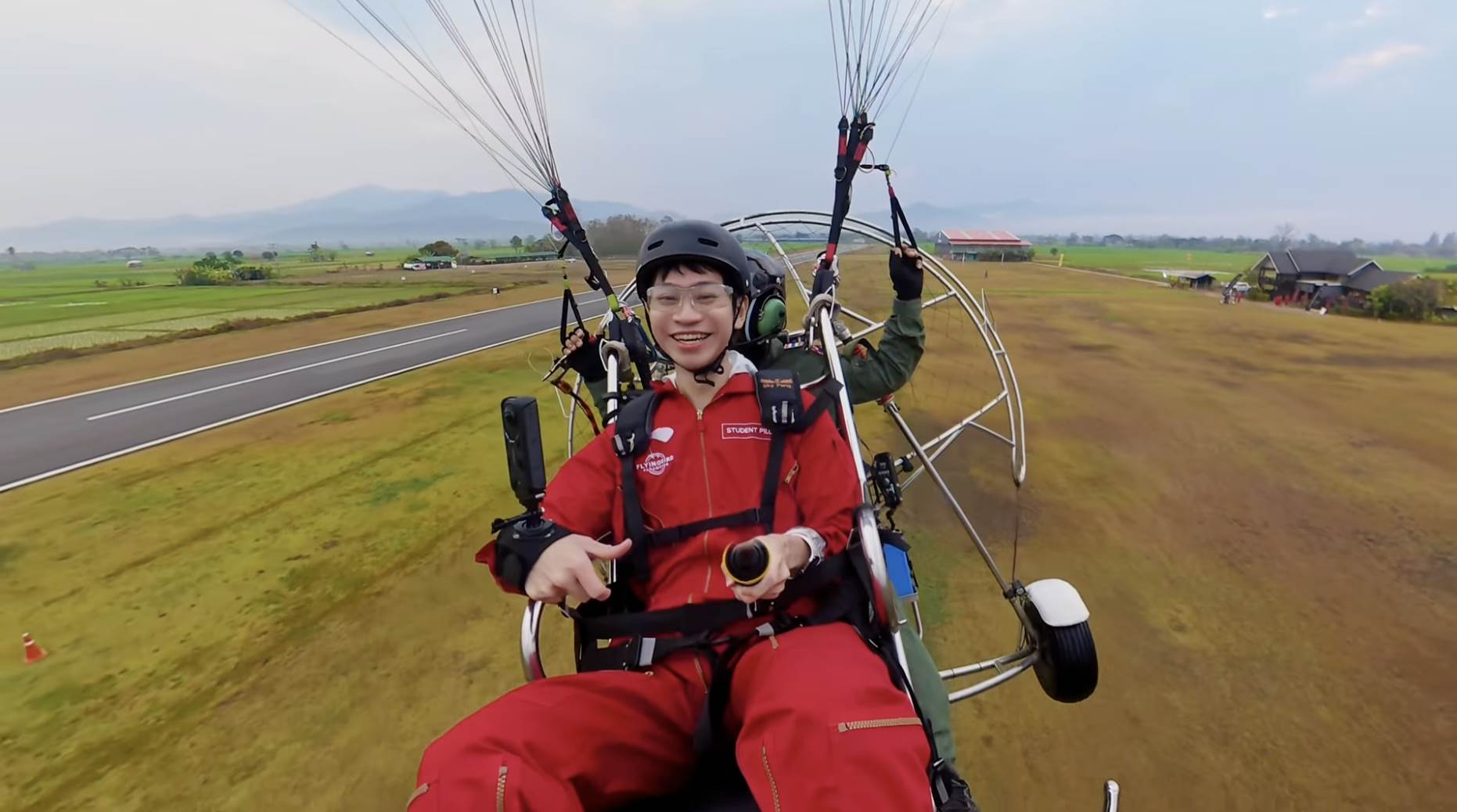 Andy老師去泰國旅遊體驗了滑翔翼。（圖／翻攝自Andy老師 YouTube）