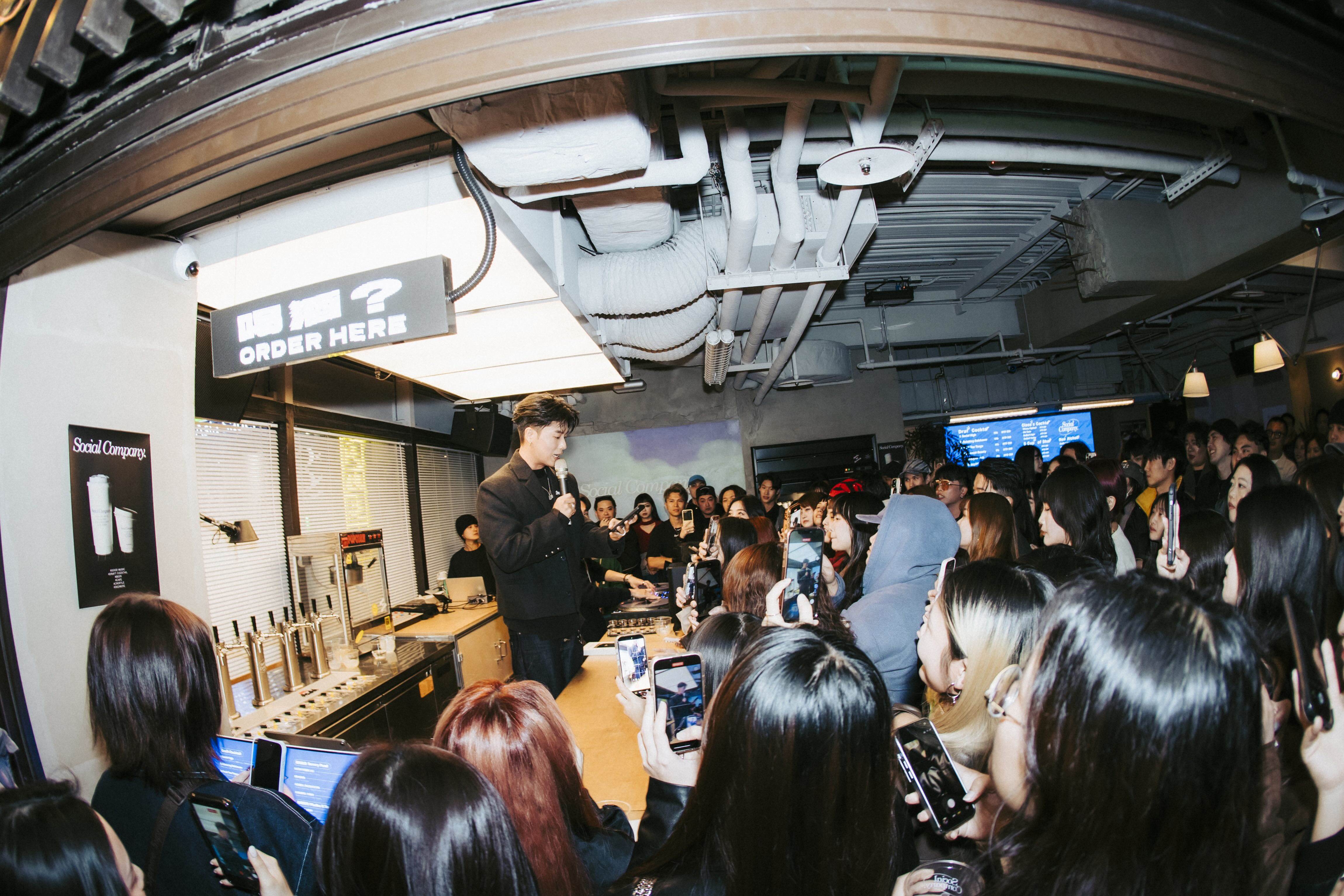 嘻哈歌手HowZ帶著新專輯到台北大縱酒聖地Social Company<a href='https://star.ebc.net.tw/search/tags/快閃/' target='_blank'>快閃</a>演出，現場加碼送限定香水。（圖／Light House提供）