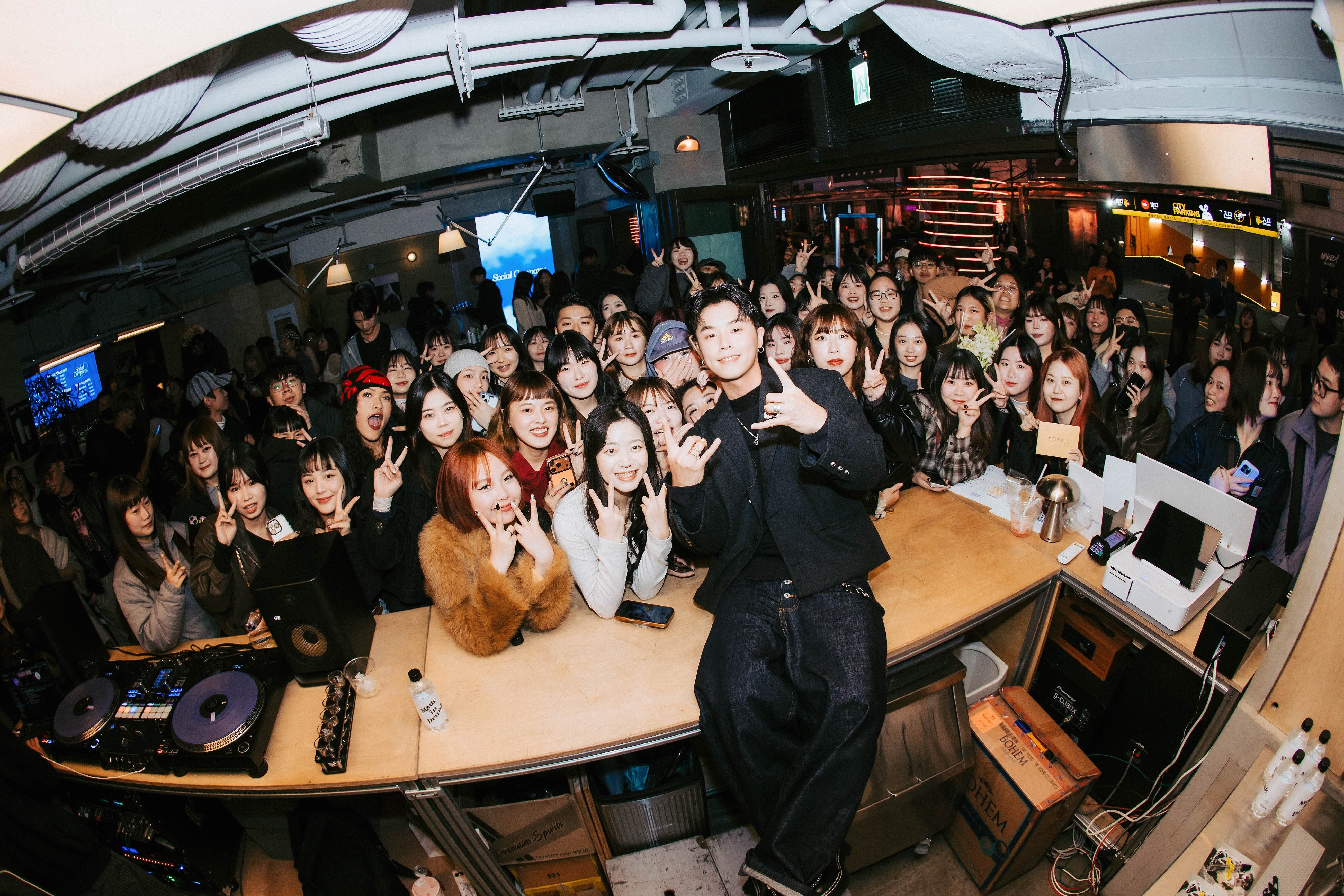 嘻哈歌手HowZ帶著新專輯到信義快閃演出，與現場觀眾合影。（圖／Light House提供）