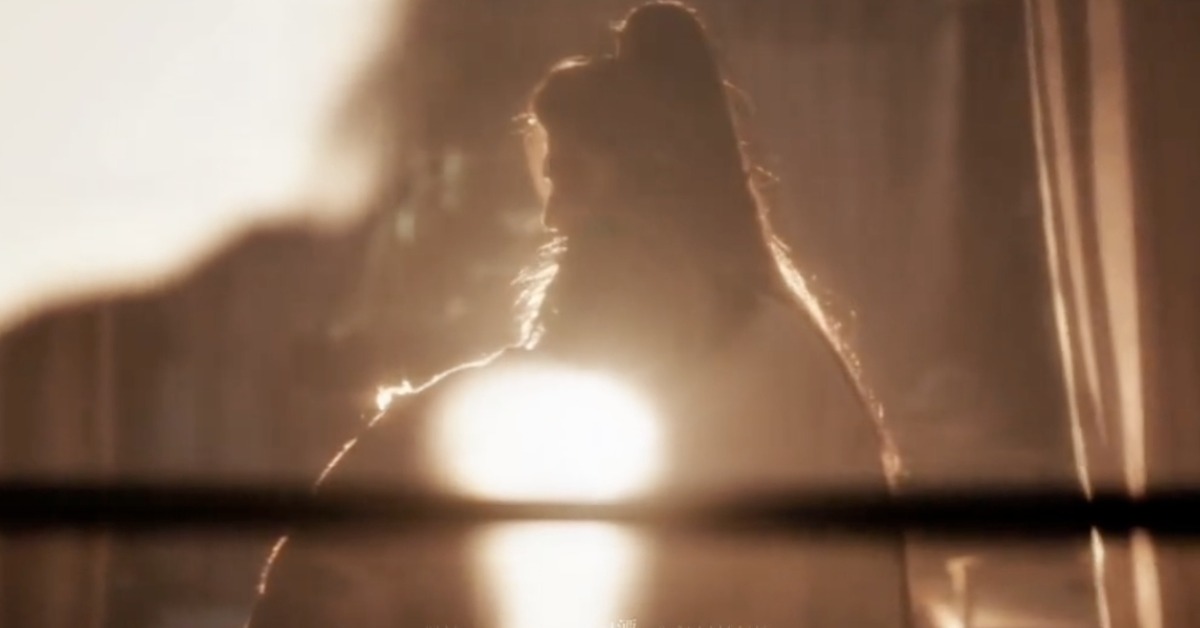 古裝劇《逐玉》完美翻拍出小說中曖昧感十足的「脫衣刮痧」名場面。（圖／翻攝自微博）