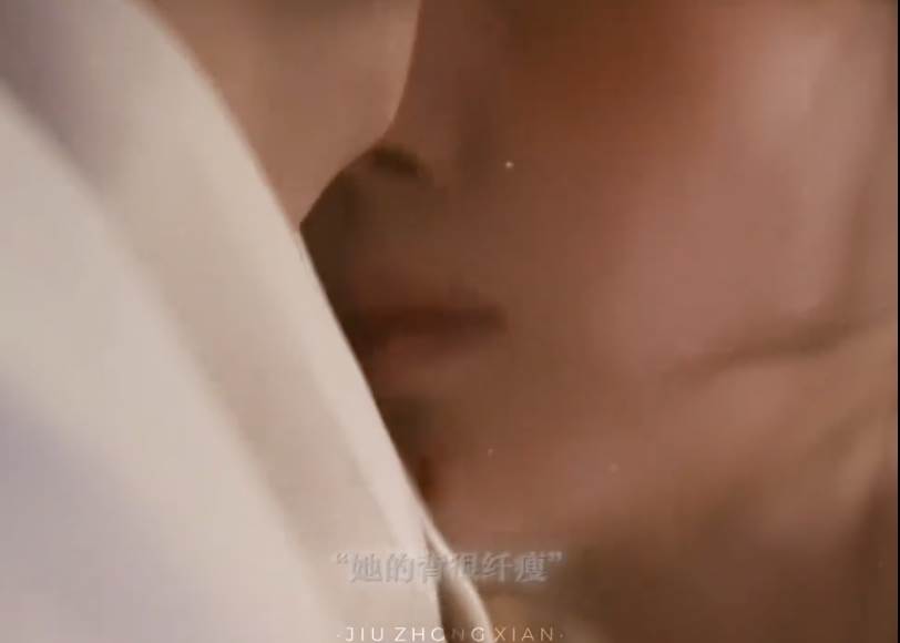 陸劇《逐玉》「脫衣刮痧」名場面，將鏡頭著重在田曦薇的背部和張凌赫的手法。（圖／翻攝自微博）