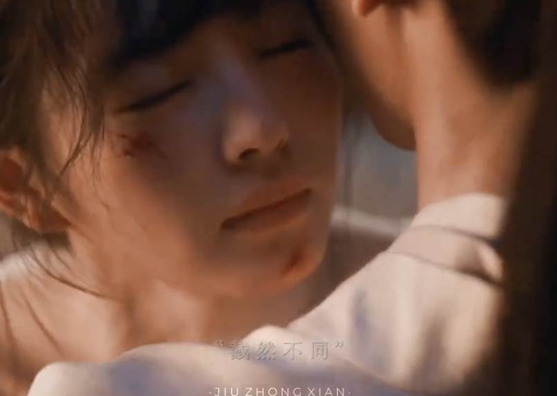 陸劇《逐玉》「脫衣刮痧」名場面，將鏡頭著重在田曦薇的背部和張凌赫的手法。（圖／翻攝自微博）