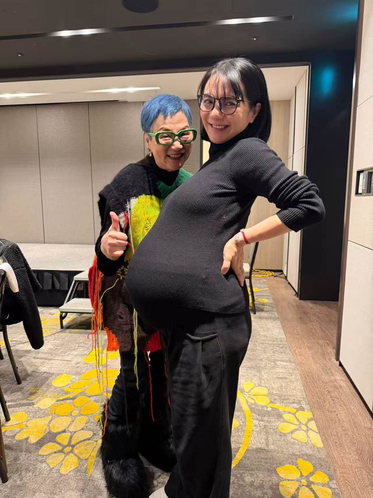 「少女隊」成員<a href='https://star.ebc.net.tw/search/tags/王思涵/' target='_blank'>王思涵</a>挺孕肚現身聚會。（圖／翻攝自李之勤臉書）