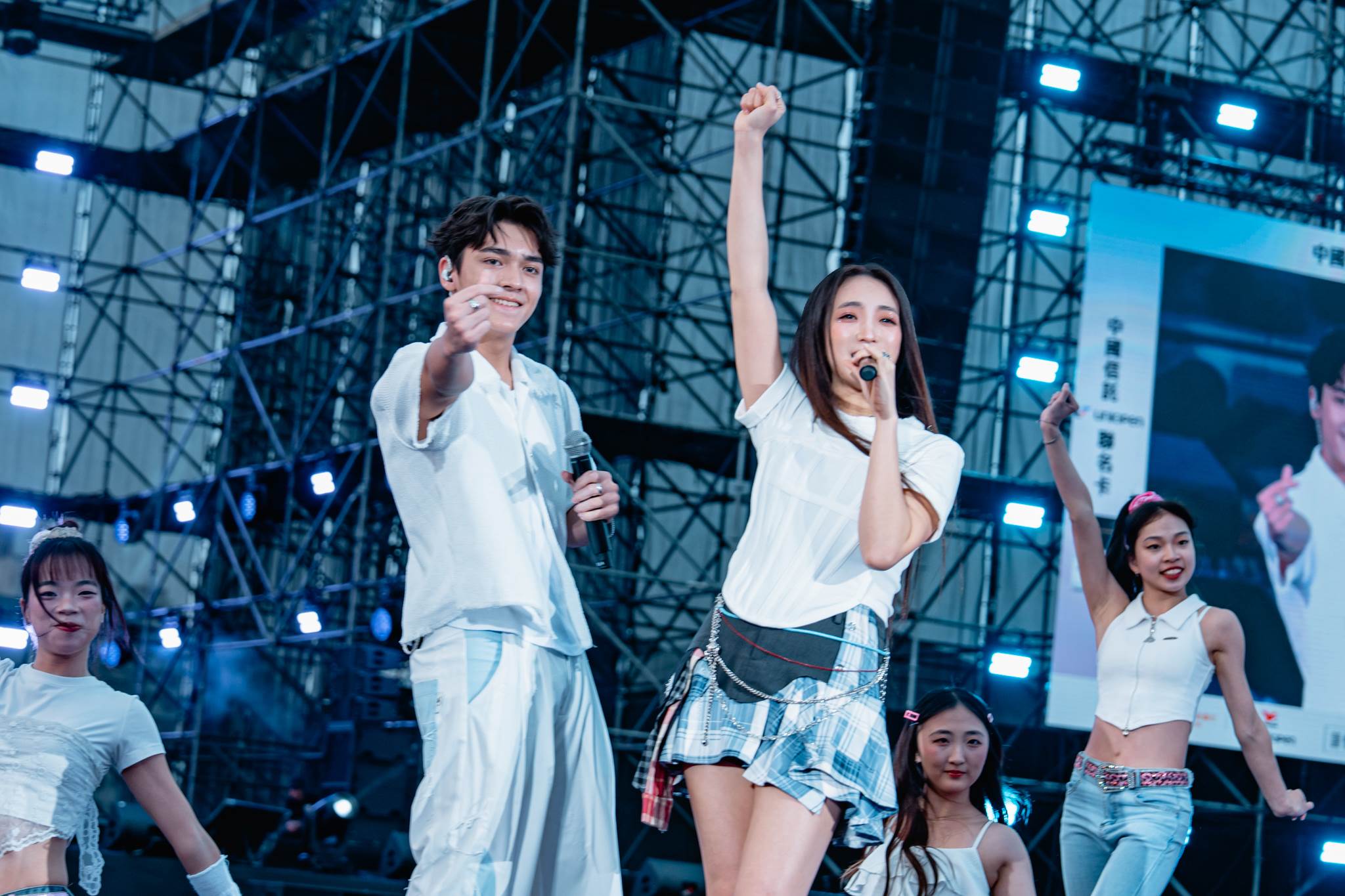 梁舒涵和師弟Dylan一起為2026櫻花季演唱主題曲〈愛的超櫻樹〉。（圖／寬寬行銷提供）