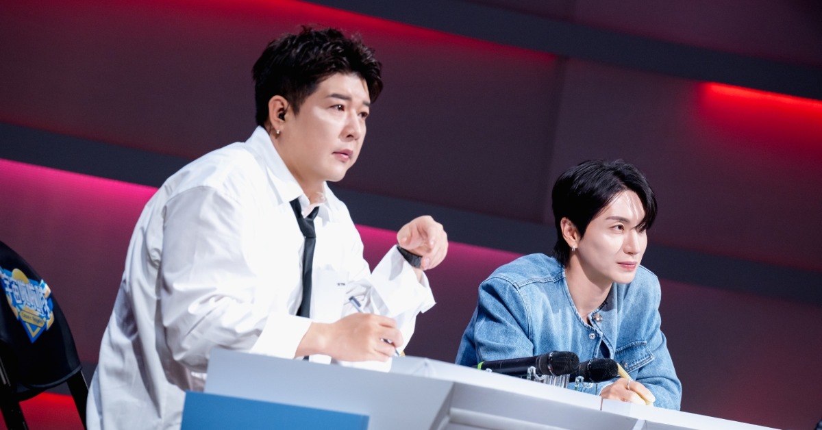 神童（左起）、利特專注看著女孩們的表演。(圖／緯來電視網提供）