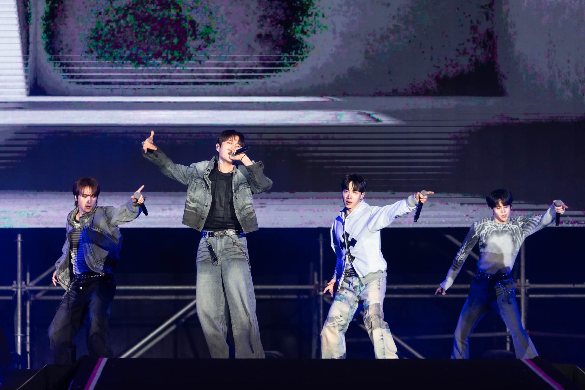 韓國男團HIGHLIGHT登上2026高雄櫻花季的舞台（左起：孫東雲、尹斗俊、李起光、梁耀燮）。（圖／讀者提供）