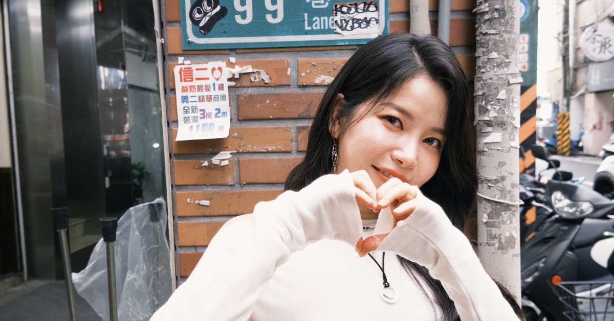 頌樂近日跟著網紅豆比登到基隆品嚐美食。（圖／豆比登工作室提供）