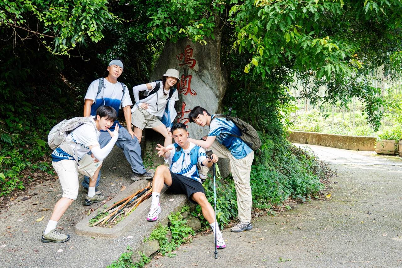南優賢、肌肉山山、金荷娜、小刀、李濬榮挑戰鳴鳳古道。（圖／客家電視台提供）