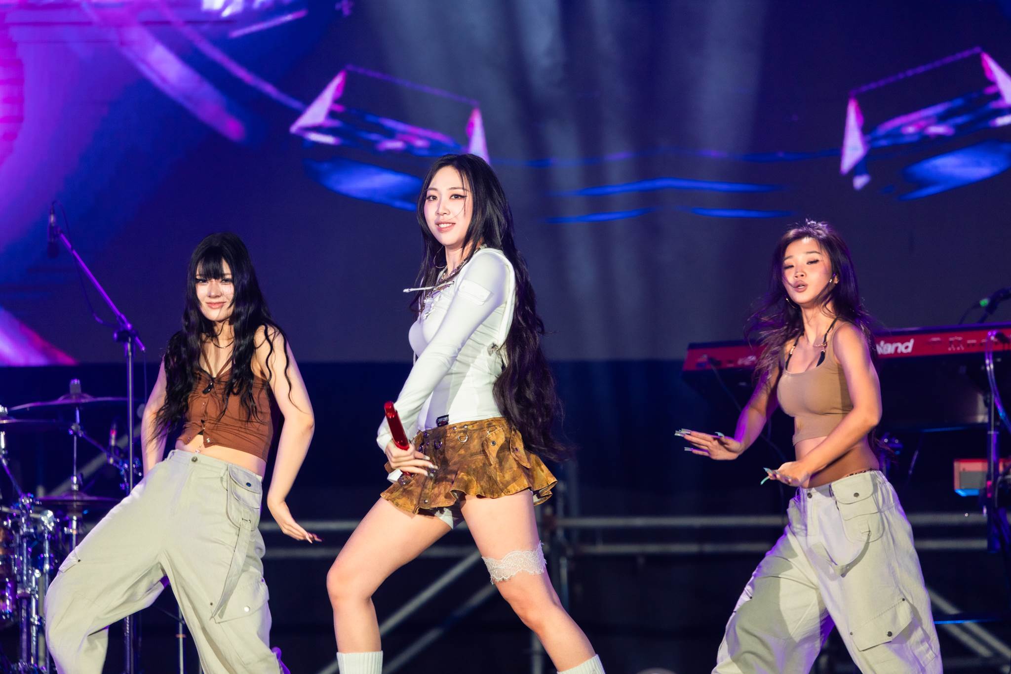 韓國歌手李泳知在高雄櫻花季舞台上，還讓全場教她髒話。（圖／讀者提供）