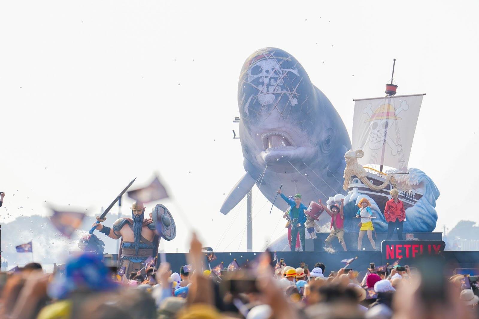 草帽海賊團、黃金梅利號、巨鯨拉布與巨人登台，高雄港成為熱鬧的海賊嘉年華。（圖／Netflix）