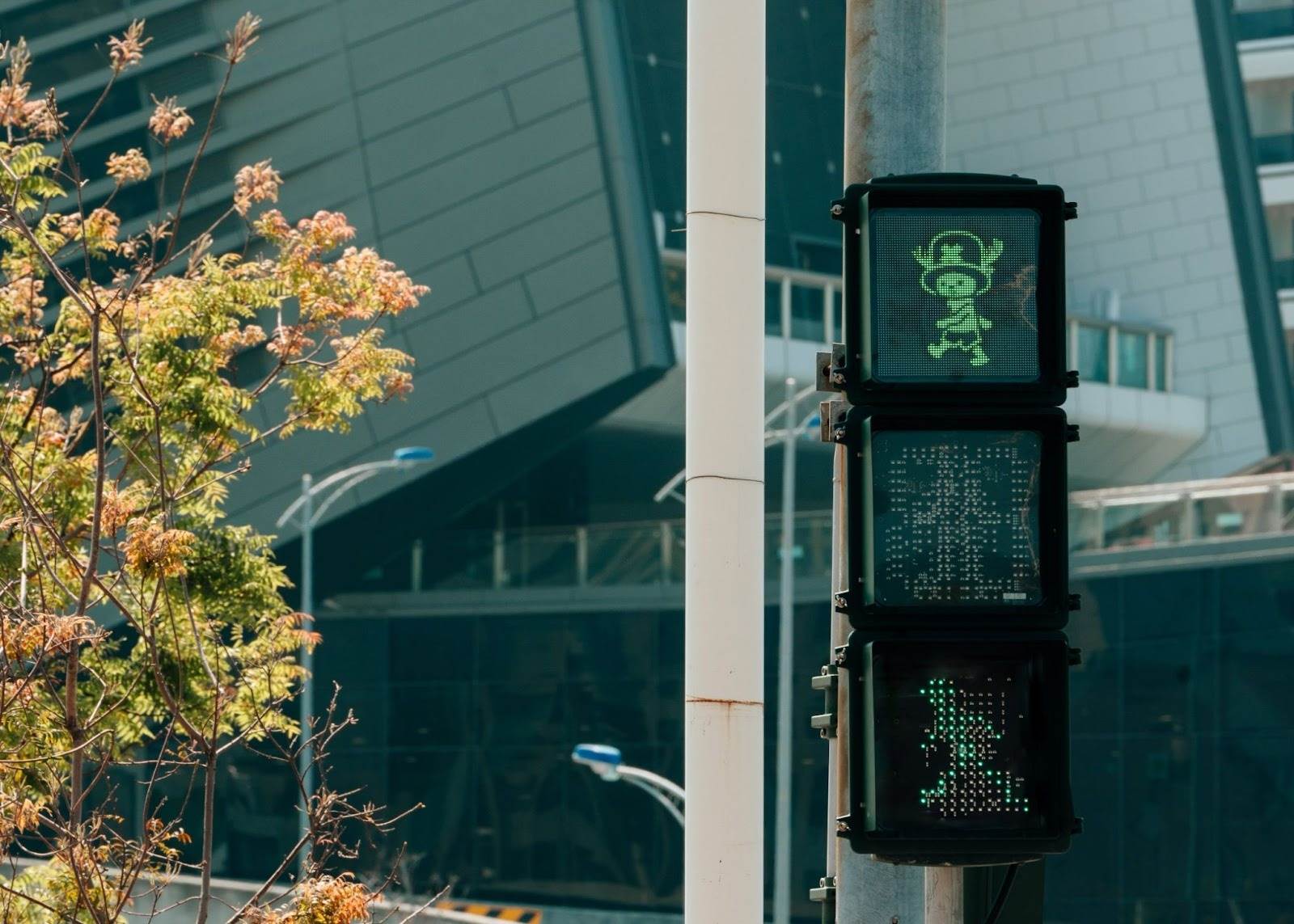 「喬巴主題行人號誌燈」遍佈高雄街口，提醒行人應留意來往車輛。（圖／Netflix）