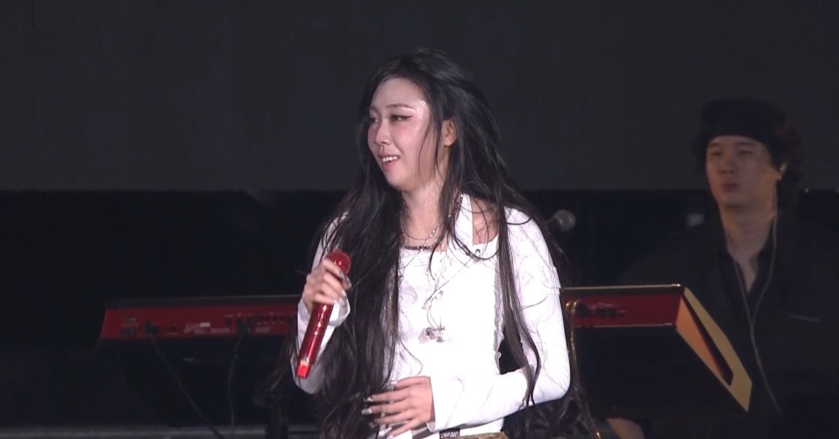 歌手李泳知大秀台。（圖／東森新聞）