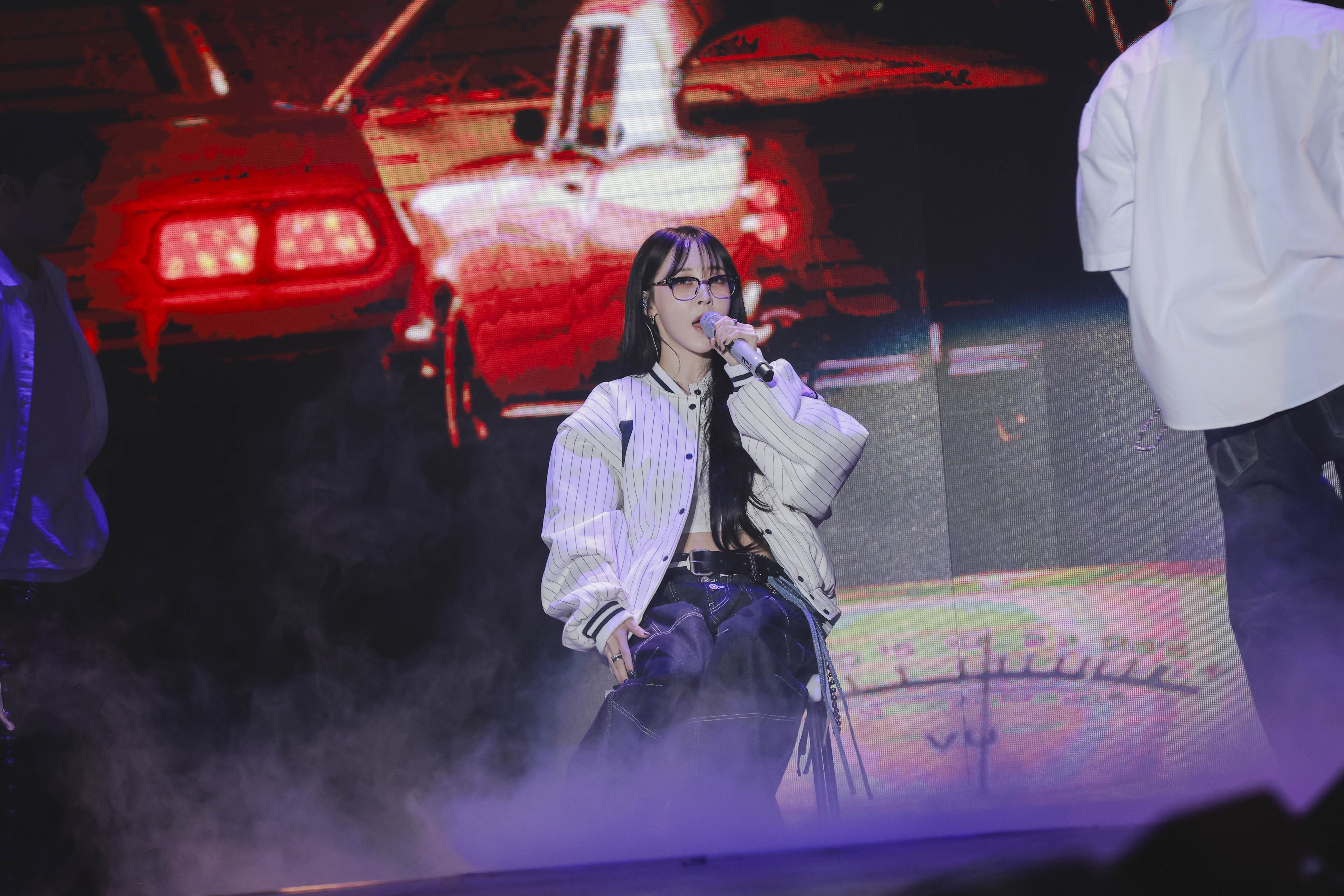 玟星演出時小露性感腹肌。（圖／SHOWOFFICE提供）