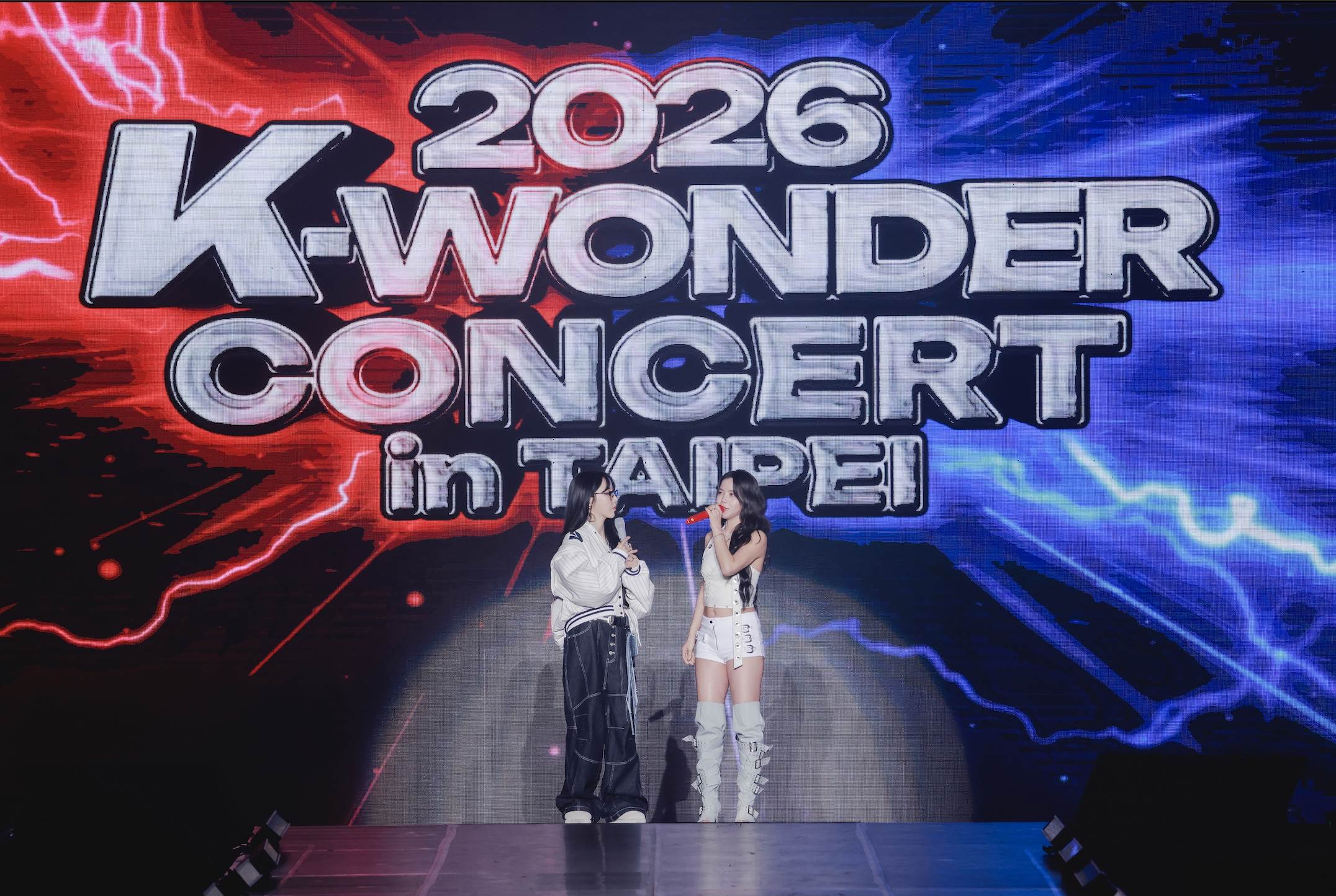 MAMAMOO+頌樂與玟星（左）在演唱會中，大秀中文實力上演「即時翻譯」。（圖／SHOWOFFICE提供）