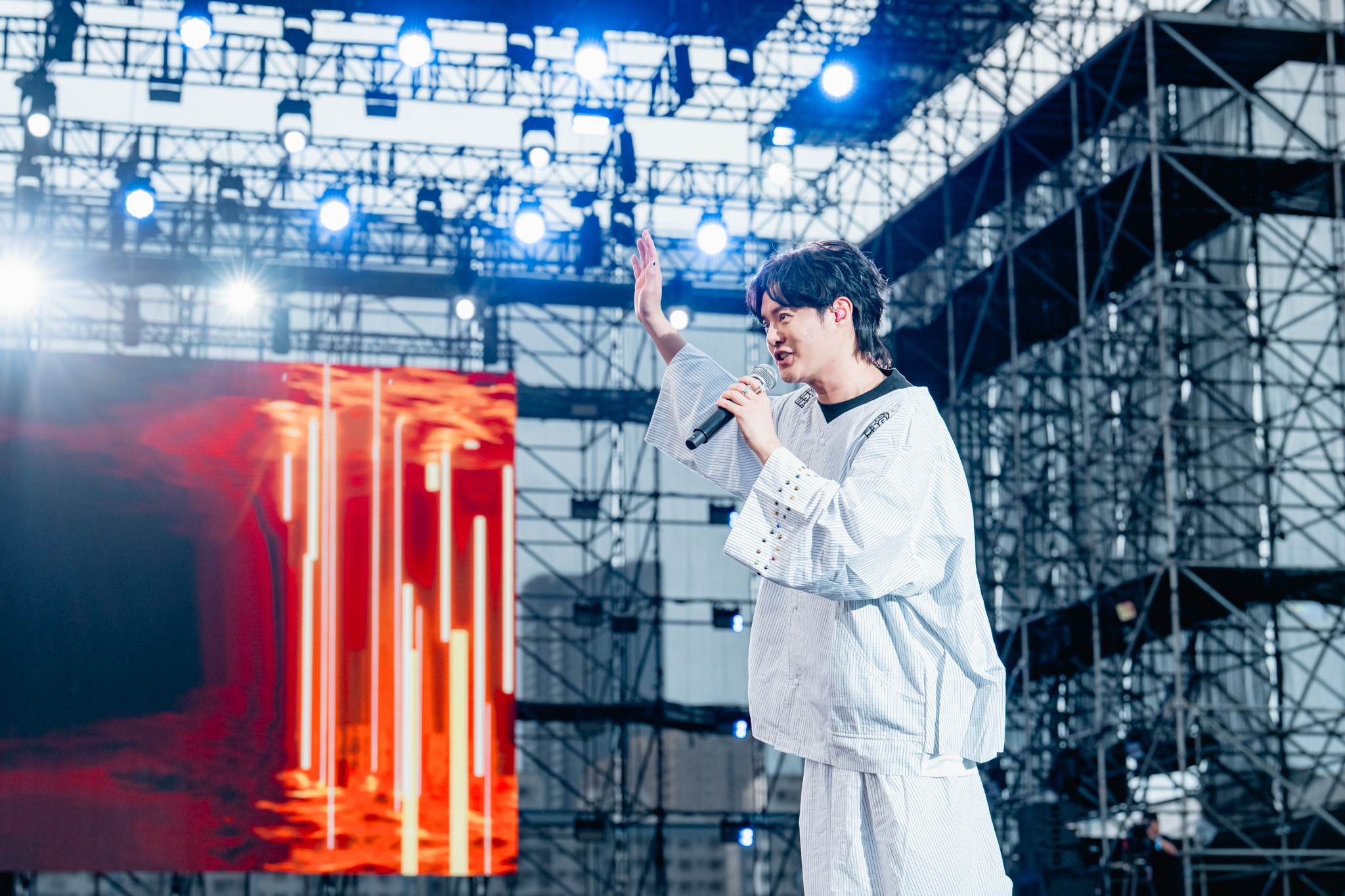 金曲歌王許富凱在舞台上宣布將推出新<a href='https://star.ebc.net.tw/search/tags/專輯/' target='_blank'>專輯</a>的好消息。（圖／寬寬整合行銷提供）