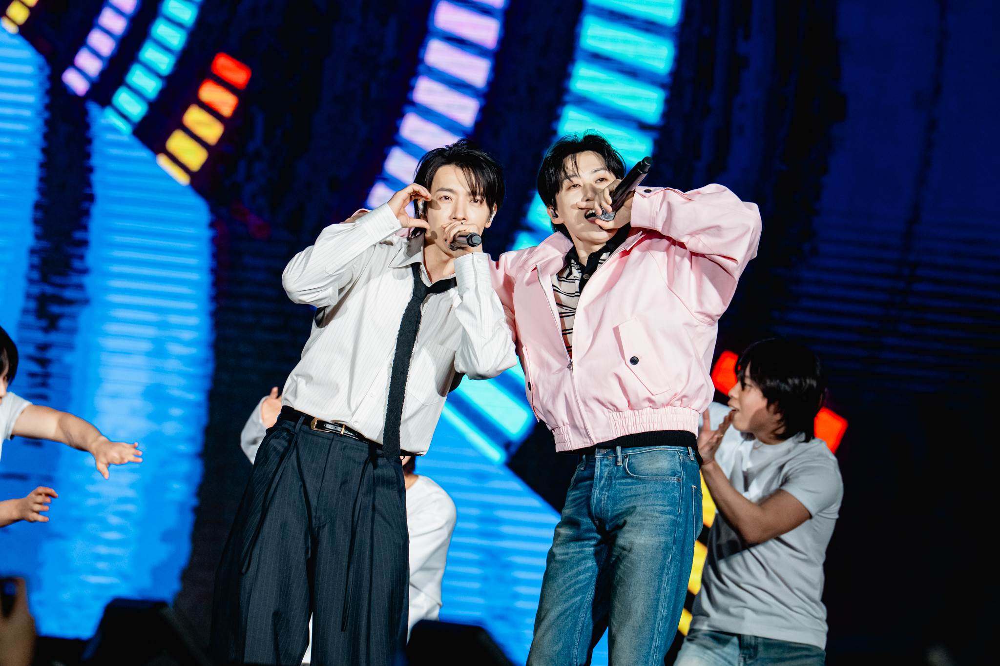 韓國男團Super Junior- D&E櫻花季東海穿襯衫，銀赫一開始穿著粉絲外套登場。（圖／讀者提供）