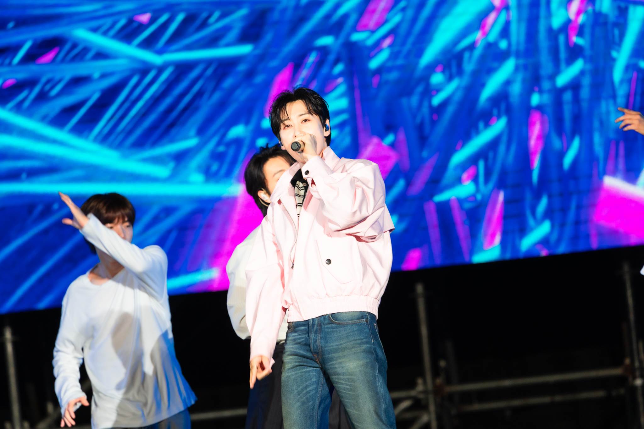 韓國男團Super Junior- D&E 銀赫在台灣選秀節目當主持人，讓大家多多收看。（圖／讀者提供）