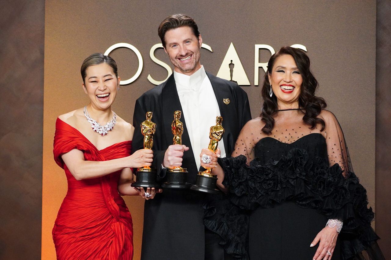 《Kpop 獵魔女團》導演Maggie Kang（左）。（圖／美聯社）