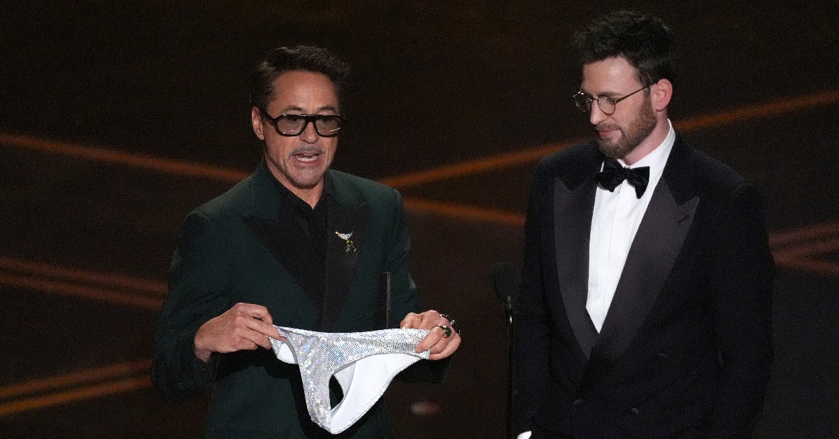 小勞勃道尼拿出一條亮片內褲要給克里斯伊凡。（圖／美聯社）