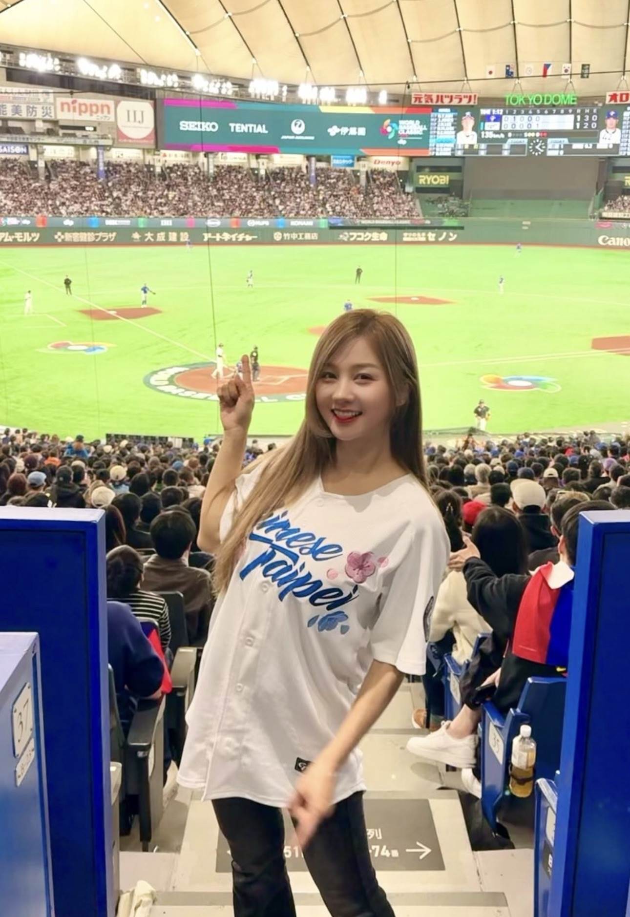 穆又甯到東京巨蛋為中華隊加油。（圖／樂天桃猿提供）