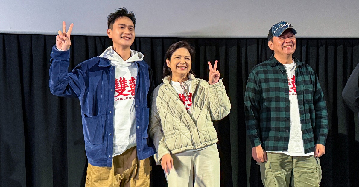 劉冠廷（左起）、楊貴媚、庹宗華三人手牽手重現戲外限定的「世紀大和解全家福」。（圖／水花電影）