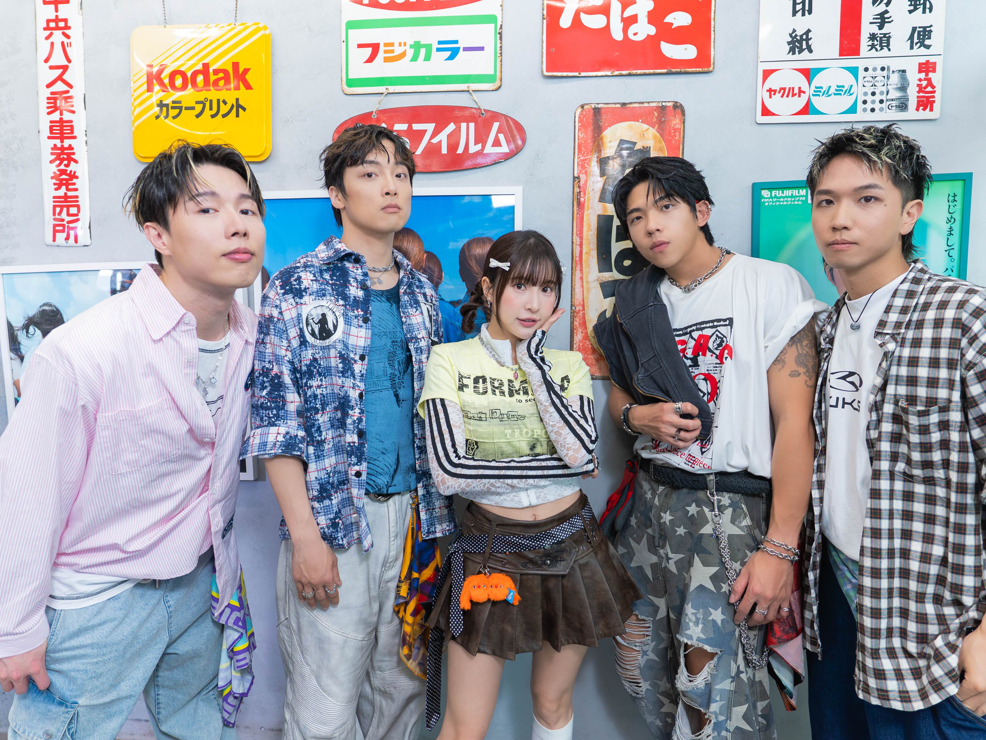 粗大Band邀<a href='https://star.ebc.net.tw/search/tags/啦啦隊/' target='_blank'>啦啦隊</a>女神<a href='https://star.ebc.net.tw/search/tags/孟潔/' target='_blank'>孟潔</a>(中)、PIZZALI(右二)合體拍〈在一起2026〉MV。（圖／連鍾玖美滿娛樂提供）