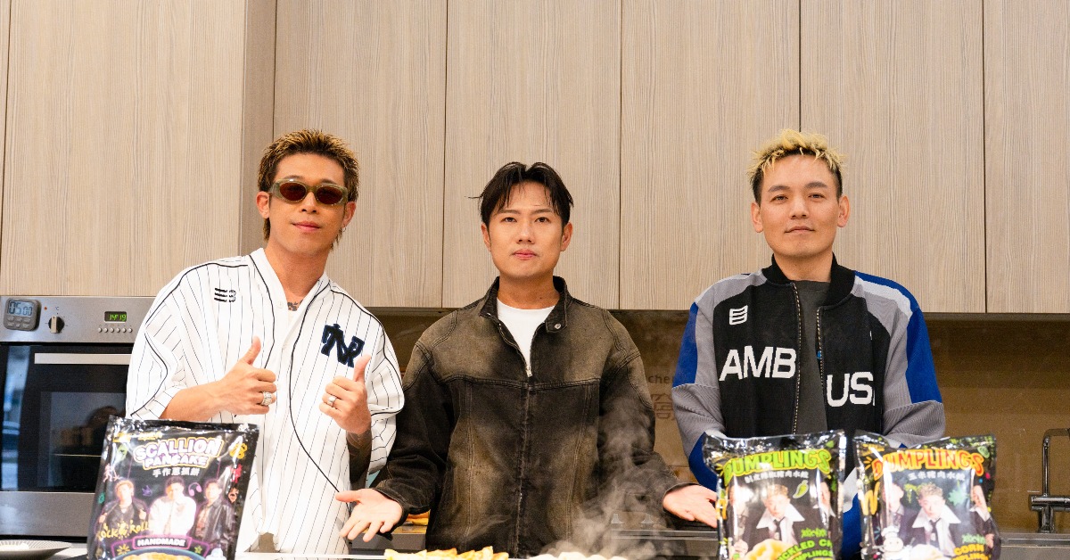 玖壹壹熱情向家人介紹聯名水餃。（圖／混血兒娛樂提供）
