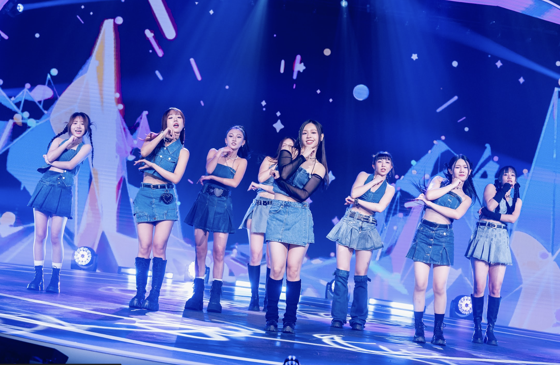 〈Mr.Simple〉組女孩們大膽挑戰高難度的「<a href='https://star.ebc.net.tw/search/tags/銀赫/' target='_blank'>銀赫</a>PART」展現強烈舞台張力。（圖／華視提供）