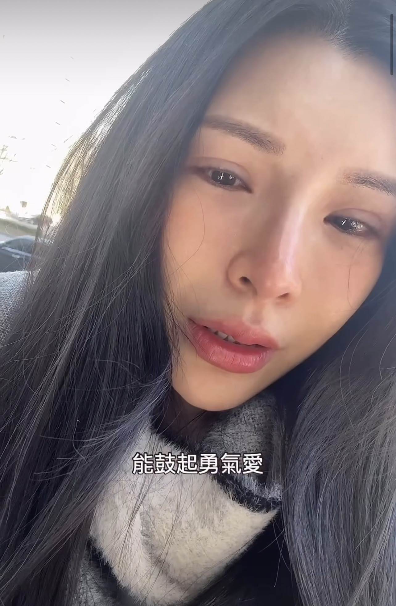 Lala因受到巨大精神打擊，目前在街頭情緒潰堤。（圖／翻攝自Lala IG）