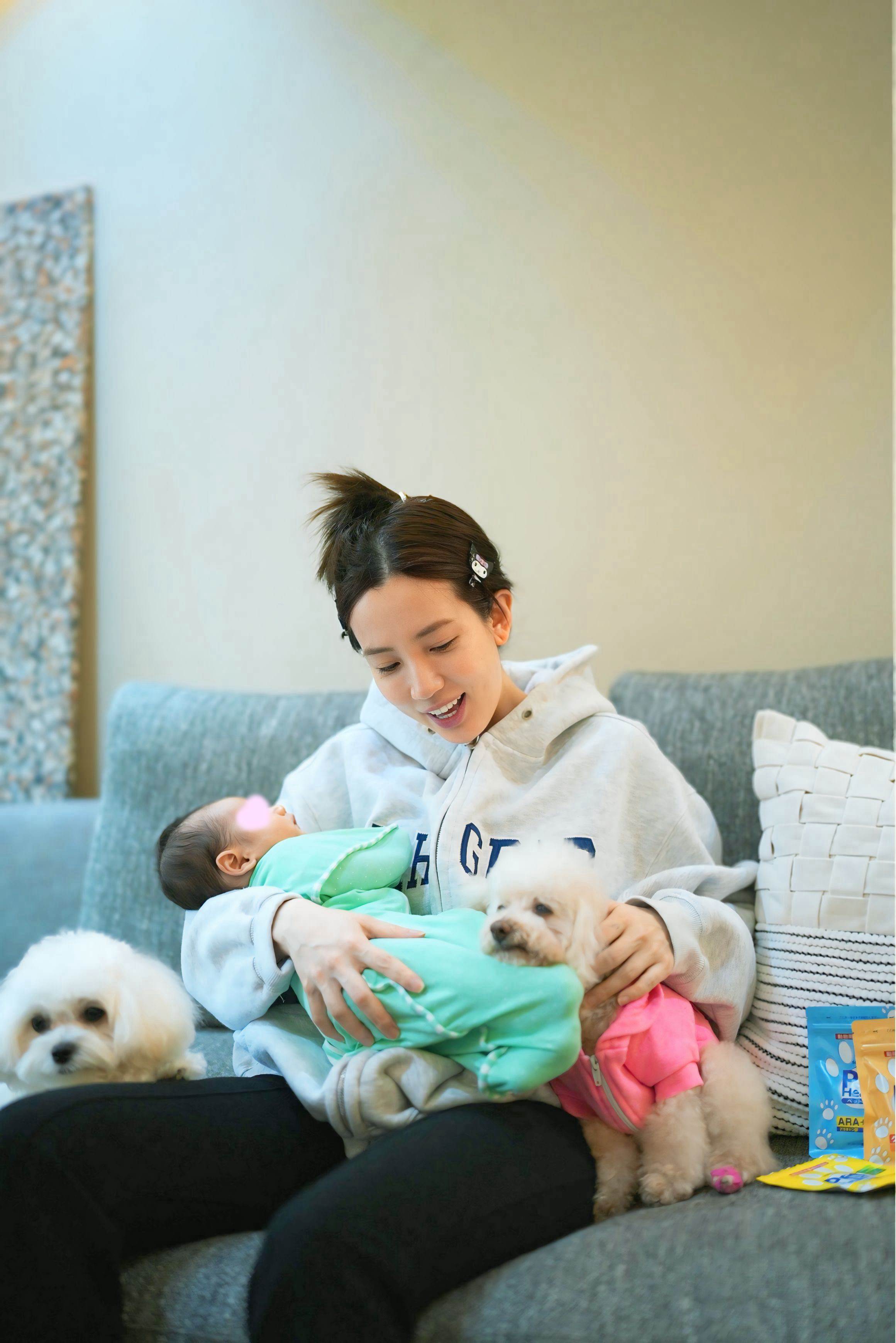 愛雅17歲愛犬「妮妮」之前有失智症前兆。（圖／三得利提供）