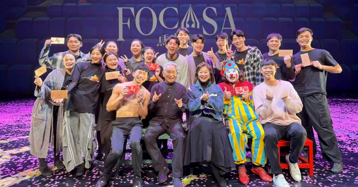 林青霞（右三）與林懷民（左二）及FOCASA團隊合照。（圖／FOCASA提供）