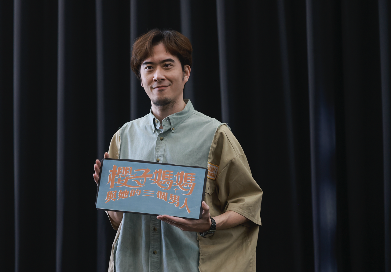 多次音樂劇演出經驗的王為分享在《櫻子媽媽與她的三個男人》中挑戰多個角色。（圖／瘋戲樂工作室提供）