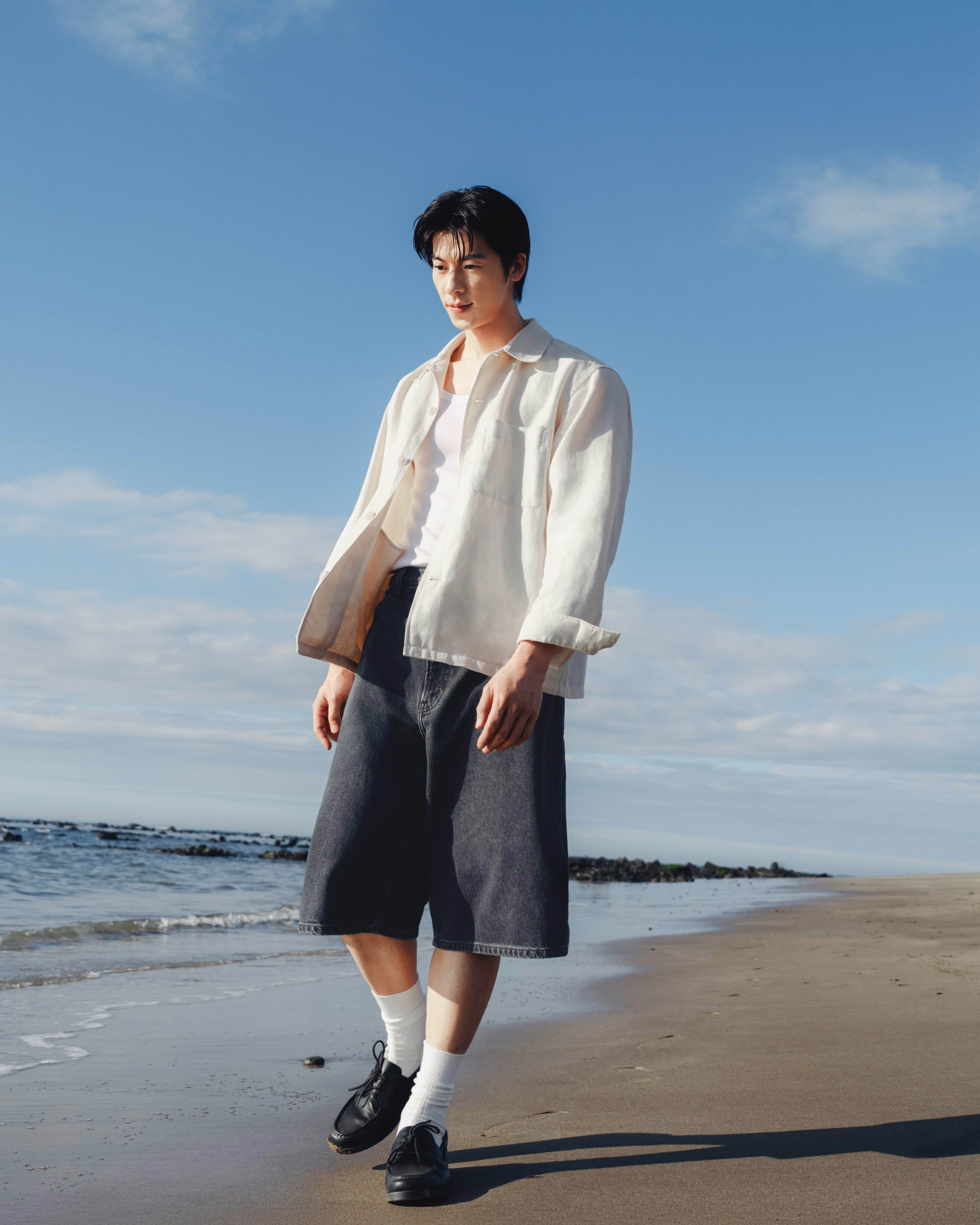 LOOK 2寬版Jorts牛仔短褲帶來膝下褲流行新風潮。（圖／UNIQLO）
