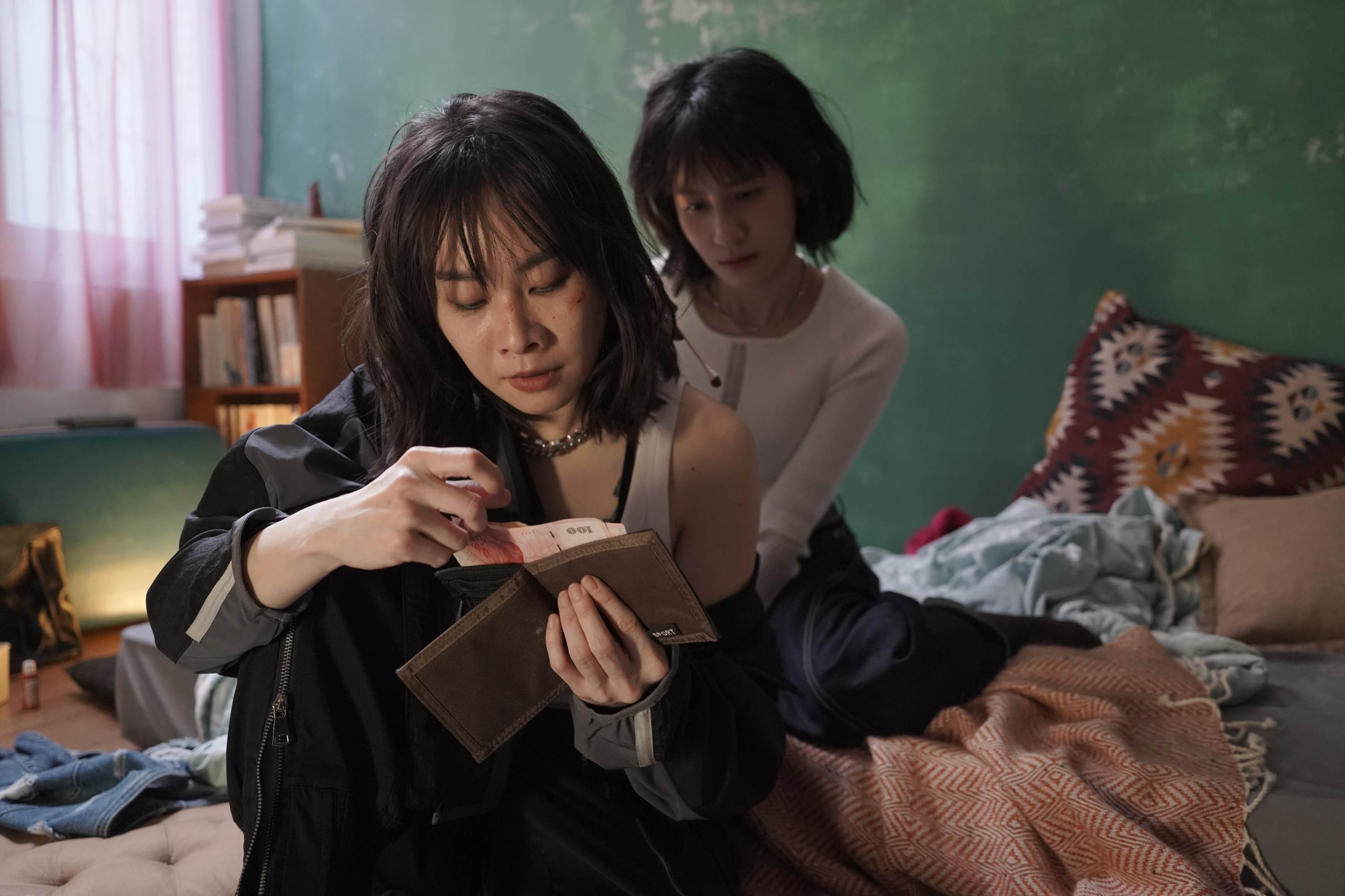 鄭宜農（前）揪閨密連俞涵跨刀MV，四度合作默契一百分。（圖／邊走邊聽有限公司提供）