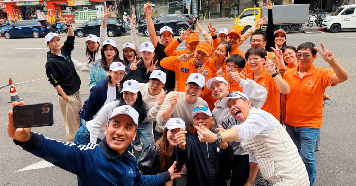 Gino（左起）、王靜瑩、廖家儀、張月麗、民雄夫妻、曾雅蘭、胡盈禎、唐從聖、伊正、李佩甄、侯昌明、巫啟賢、蔡昌憲、曾國城齊做公益。( 圖／OSGA中華演藝人高爾夫協會提供 )