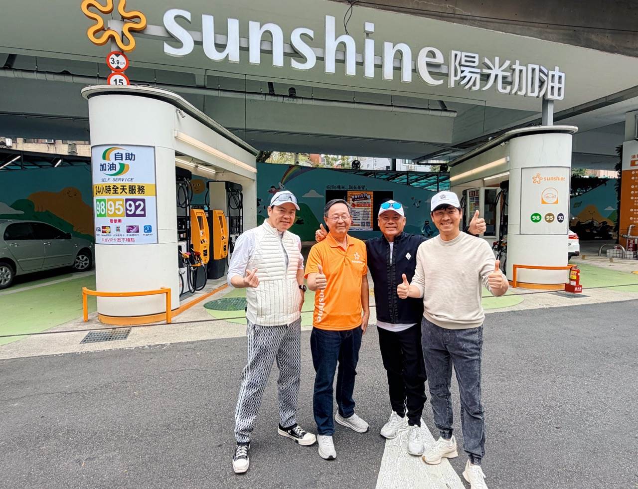 曾國城、陽光加油站董事長劉陽明、巫啟賢、侯昌明出席公益活動。（ 圖／ OSGA中華演藝人高爾夫協會提供 )