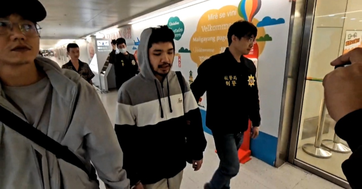 晚安小雞自導自演被綁架，在柬埔寨服刑兩年後，昨日晚上9點多抵達桃園機場。（圖／東森新聞）