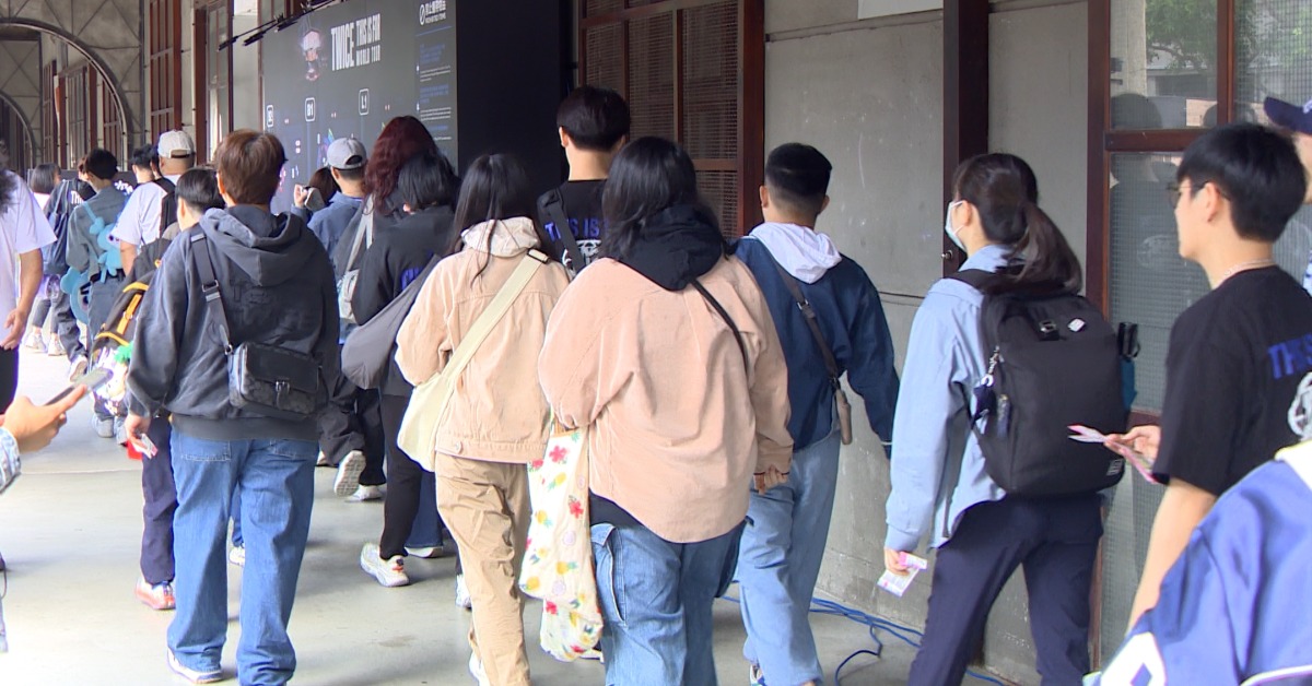 韓國女團TWICE今（20）晚首度攻上台北大巨蛋，主辦在一旁的松山文創園區設置周邊店。（圖／東森新聞）