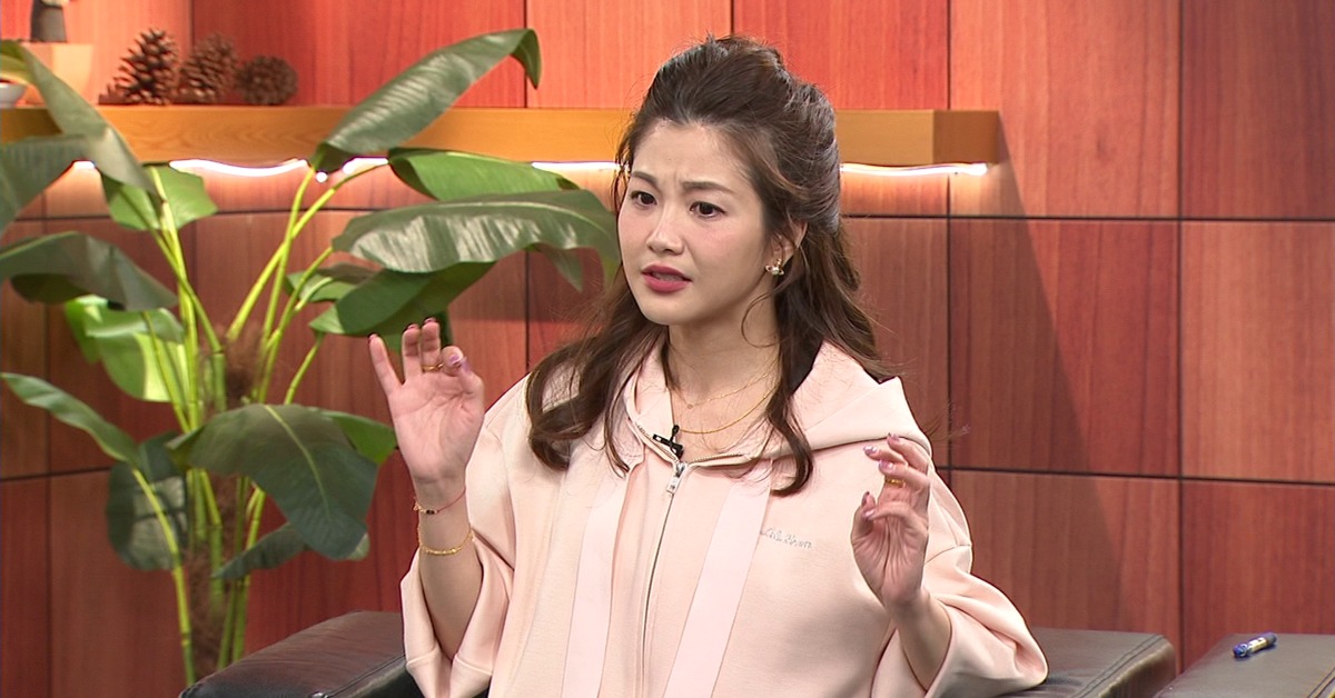 小Call登上《聚焦2.0》坦言表妹在錄影前一天因乳癌過世，令她相當不捨。（圖／年代）