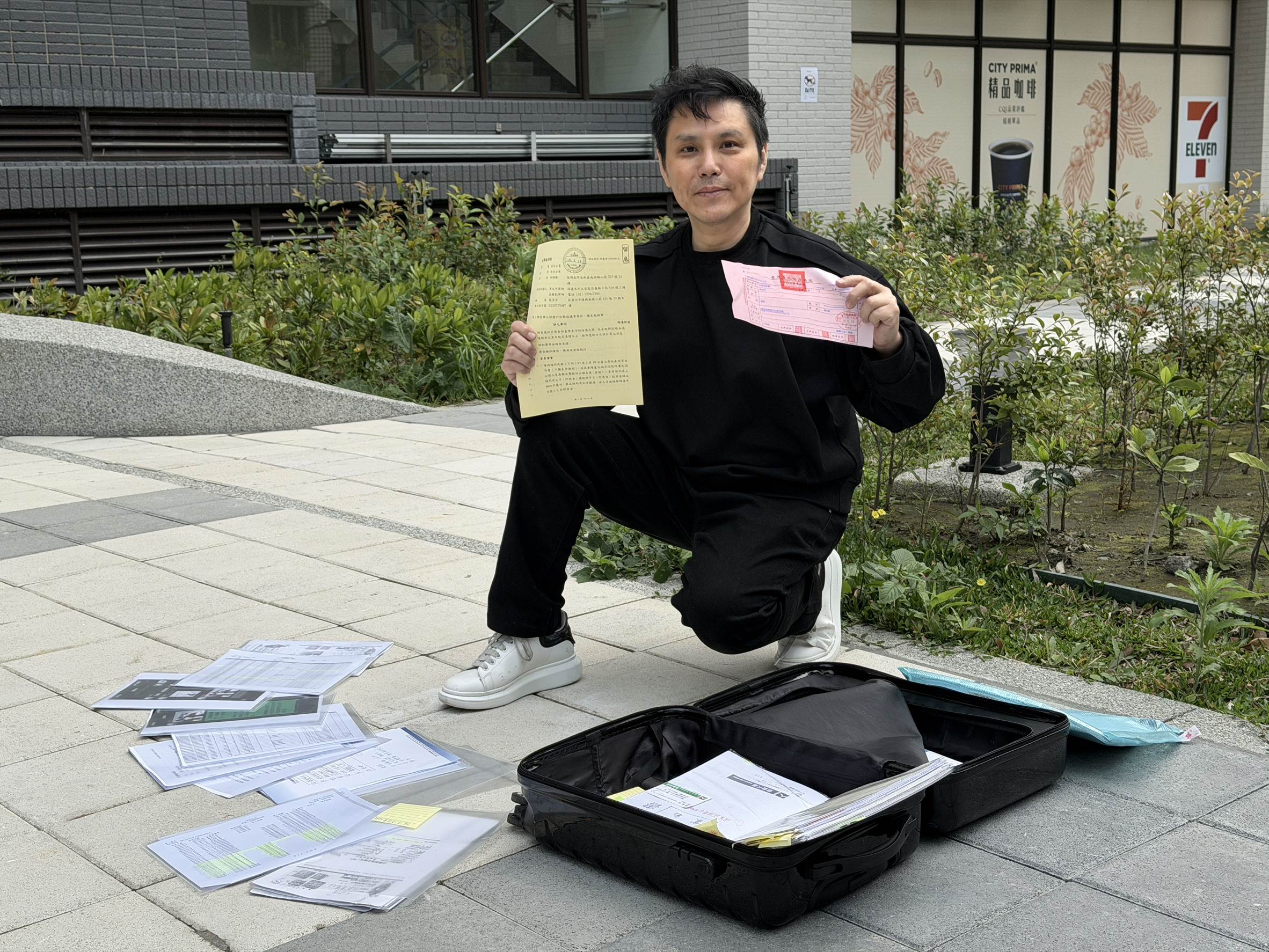 洪誠陽召開記者會，控訴張淳淳詐騙他上千萬元。（圖／洪誠陽提供）