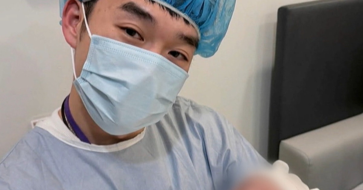 王齊麟抱著剛出生的兒子宣布升格當爸。（圖／王齊麟IG）