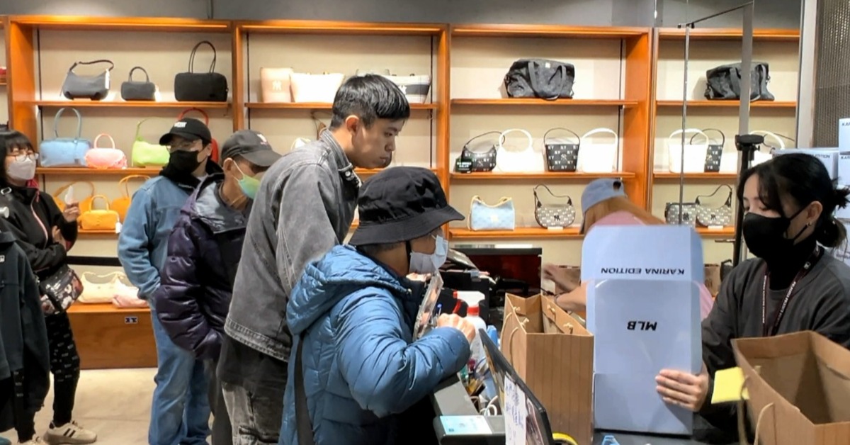 aespa成員Karina聯名開賣，粉絲漏夜排隊、代排搶貨。（圖／東森新聞）