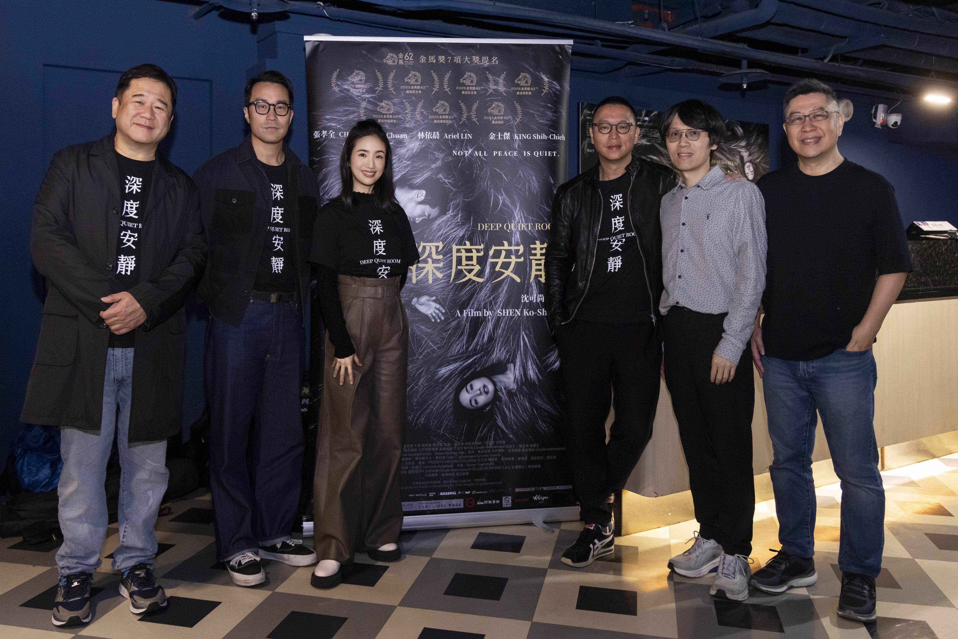 電影《深度安靜》監製瞿友寧（左起）、張孝全、林依晨、導演沈可尚、原著小說作家林秀赫、監製黃茂昌合影留念。（圖／風起娛樂提供）